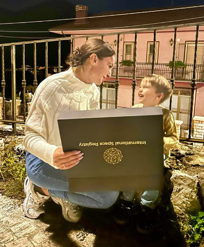 Mère et fils ravis de leur coffret cadeau Offrez une Étoile